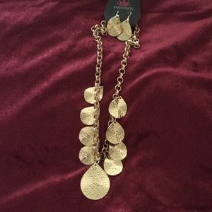 A gold necklace 14’ with earrings